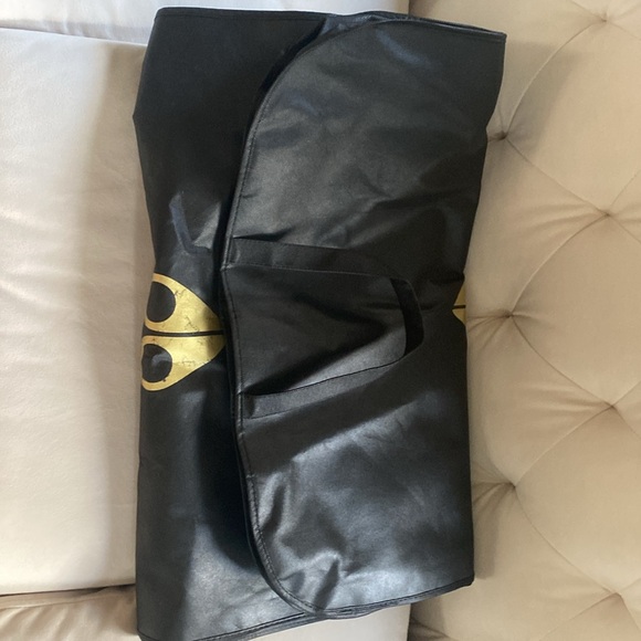 Moose Knuckles xs jacket. Fur hood liner is removable. - Picture 5 of 7